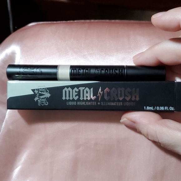DISCONTINUED Kat Von D Metal Crush Liquid - Picture 1 of 3
